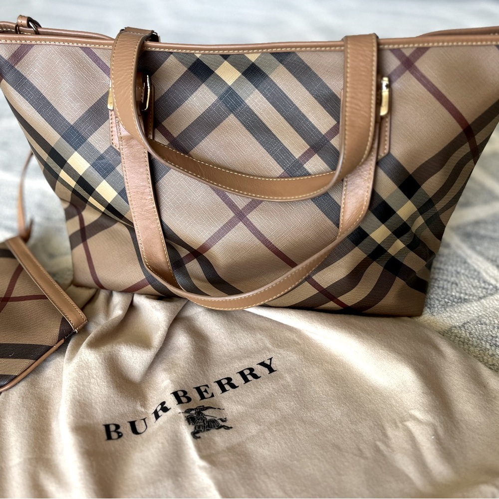 BURBERRY Original Handbag Mint used once